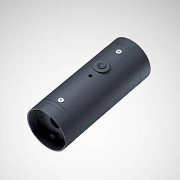 Ein schwarzes zylindrisches Mikrofon mit einem Knopf und mehreren kleinen Anschlüssen, abgebildet vor einem einfachen Hintergrund.