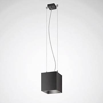 Eine moderne schwarze Hängeleuchte mit würfelförmigem Leuchtenkörper und zwei Kabeln vor einem einfachen weißen Hintergrund.