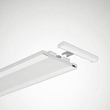 Bündige Deckenleuchte mit einem teilweise abgelöstem Panel, das den Installationsmechanismus zeigt.