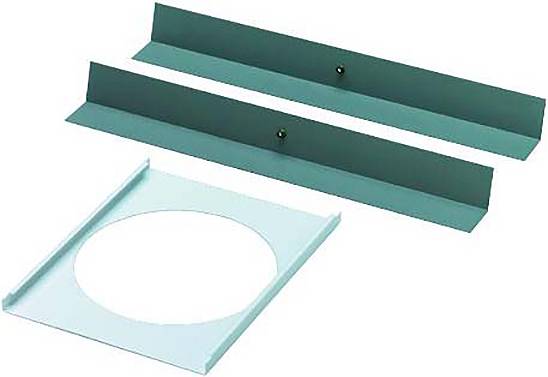 Drei Metallkomponenten: zwei lange, L-förmige grüne Halterungen und ein flaches, weißes Teil mit einer großen kreisförmigen Aussparung.