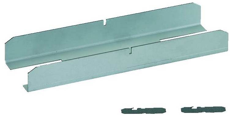 Ein Metallblech wird gebogen, um eine Kanalform mit einem rechteckigen Ausschnitt entlang der oberen Kante zu bilden. Zwei kleinere Metallstücke liegen darunter.