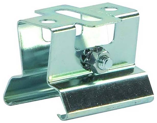 Ein modernes, metallisches Deckenleuchte mit rechteckiger Form, das sich von einem schmalen Stiel erstreckt, der an einer weißen Deckenmontage befestigt ist.