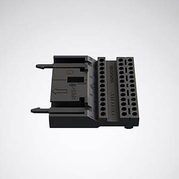 Ein Steckblockverbinder mit mehreren Löchern, konzipiert für sichere Drahtverbindungen, mit einem Schlitz zur ordnungsgemäßen Ausrichtung.