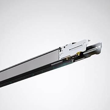 Ein schlankes, rechteckiges schwarzes Objekt mit metallischen Akzenten, das einem modernen technologischen Gerät oder einer Komponente ähnelt, vor einem grauen Hintergrund.