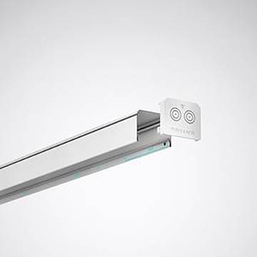 Lineare LED-Leuchte mit schlankem, minimalistische Design, ausgestattet mit einem Sensor zur automatisierten Beleuchtungskontrolle.