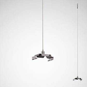 Zwei moderne Pendelleuchten mit schlankem, minimalistischem Design hängen an dünnen Drähten von der Decke gegen einen schlichten weißen Hintergrund.