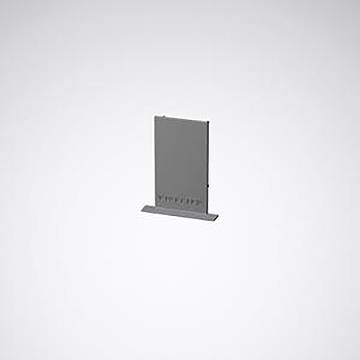 Ein kleiner, grauer, vertikaler Ständer vor einem einfachen Hintergrund, möglicherweise zum Halten einer Karte oder eines Schildes verwendet.