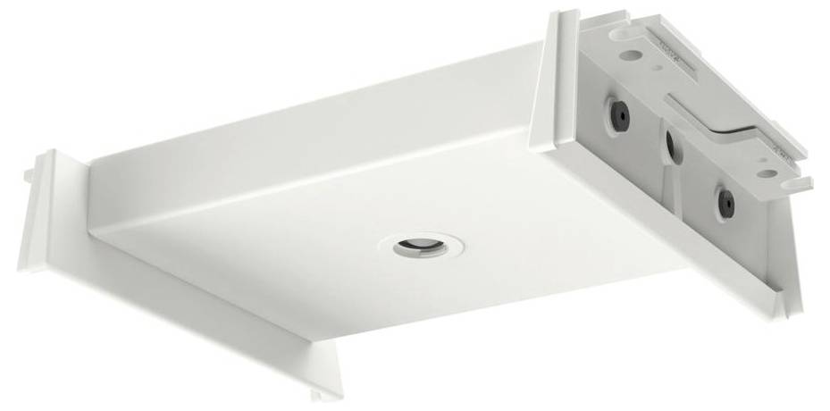 Ein modernes weißes Deckenleuchten-Gestell mit rundem Design, das von drei Drähten aufgehängt ist.