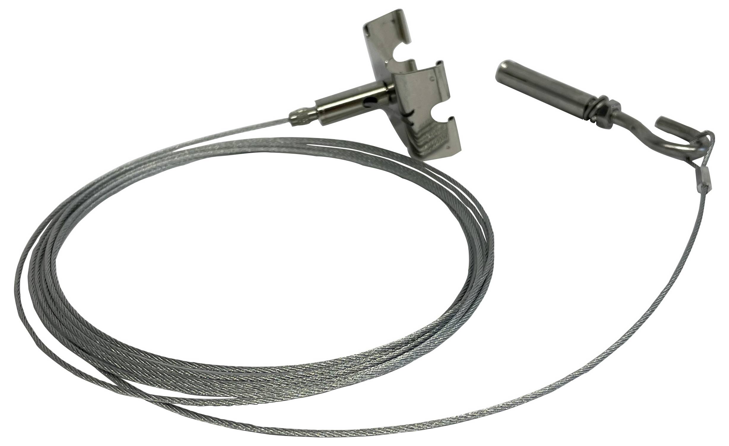 Ein Stahlseil, das an einem Metallhaken und einer Klemme befestigt ist.