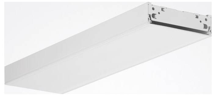Ein weißes rechteckiges LED-Leuchtengehäuse, das für die Einbauinstallation in Decken konzipiert ist, aus einem Winkel gezeigt, um sein schlankes, modernes Design zu zeigen.