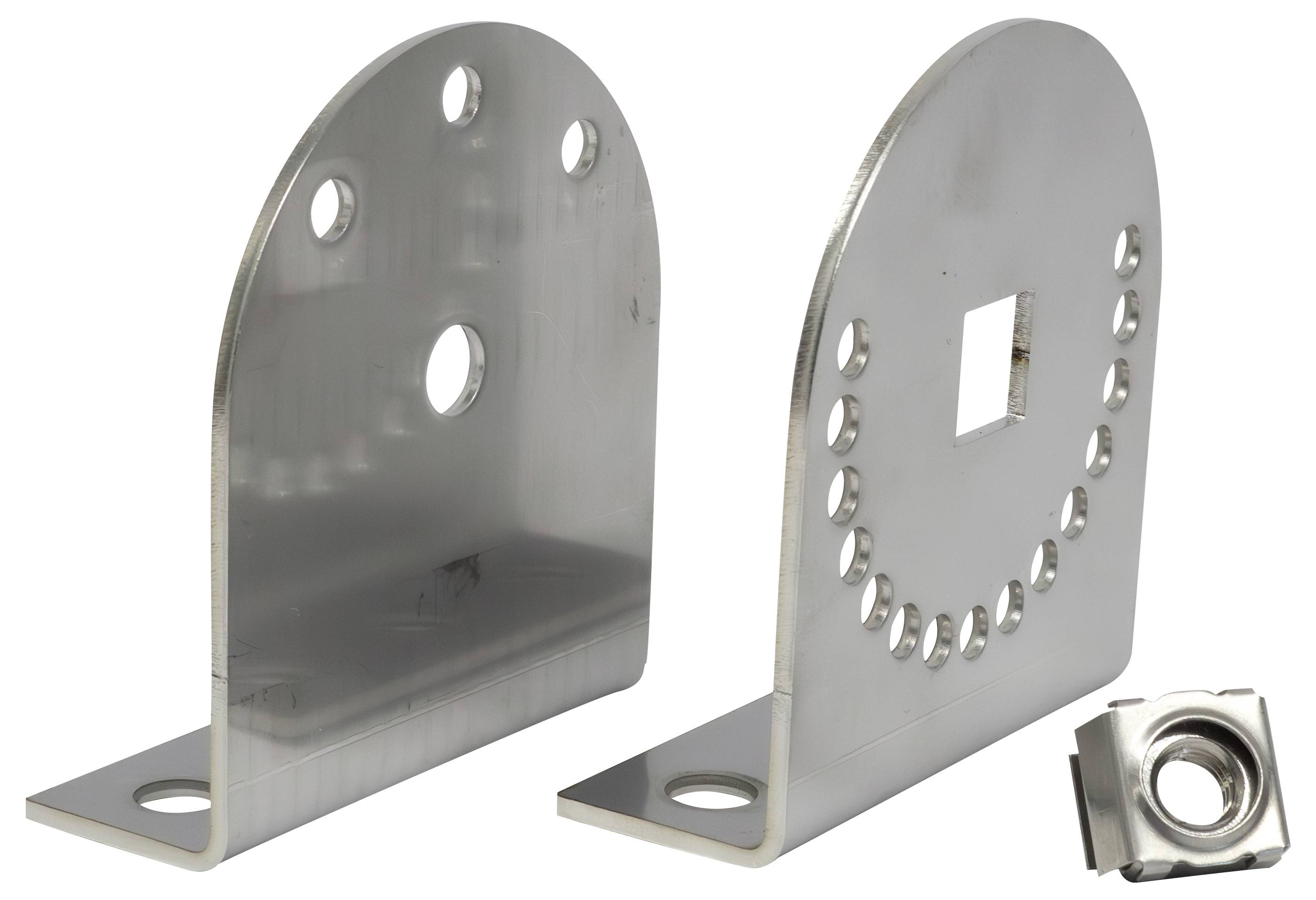 Zwei silberne Metallklammern mit mehreren Löchern und einer quadratischen Aussparung neben einer kleinen silbernen Mutter. Verwendet zum Befestigen oder Zusammenbau.