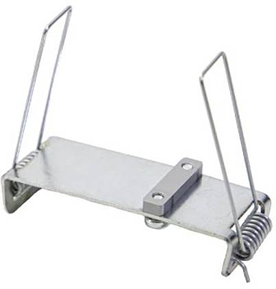 Eine Schleuder-artige Tierfalle mit einer flachen Metallbasis und zwei gespannten Drahtarmen in Angriffsposition.