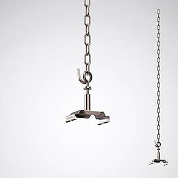 Eine Metallkette mit einem industriellen Haken, der suspendiert ist und einen Hebekran-Mechanismus andeutet. Der Hintergrund ist einfach gehalten und betont die Struktur des Hakens.