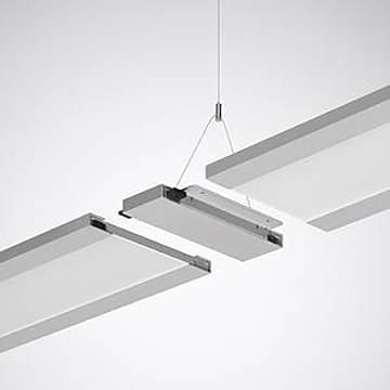 Schwebende rechteckige LED-Leuchten mit modernem Design hängen von einer Decke herab und sind vor einem neutralen Hintergrund angebracht.