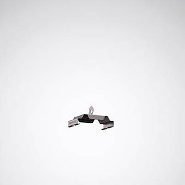 Eine kleine, metallische Klammer mit einer zentralen Öse ist vor einem schlichten grauen Hintergrund aufgehängt.