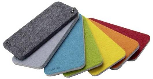 Ein Fächer aus rechteckigen Filzmusttern in verschiedenen Farben, darunter Grau, Blau, Grün, Gelb, Orange und Rot, das auf einem Metallring ausgebreitet ist.