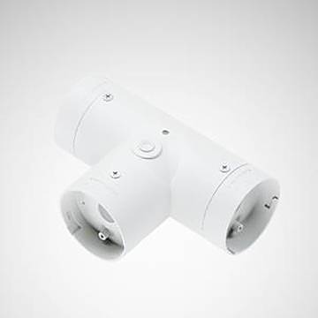 T-förmiger weißer Elektrostecker mit zwei Buchsen und zentralem Befestigungspunkt auf neutralem grauem Hintergrund.