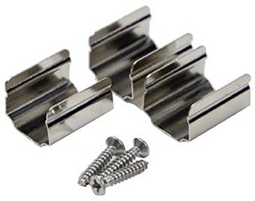 Metallclips mit Schrauben, die zum Befestigen von Paneelen oder ähnlichen Komponenten verwendet werden.