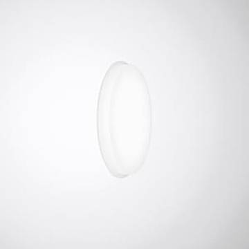 Dieses Bild zeigt eine kreisförmige weiße Wandleuchte mit einem sanft glühenden Licht, die an einer schlichten weißen Wand angebracht ist.