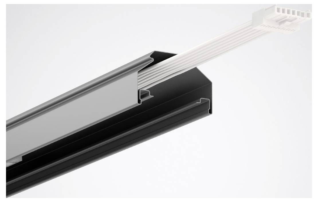 Nahaufnahme eines Kabels mit einem Stecker, der teilweise in einem schützenden schwarzsilbernen Gehäuse eingehüllt ist, wobei das Verbindungsdesign hervorgehoben wird.