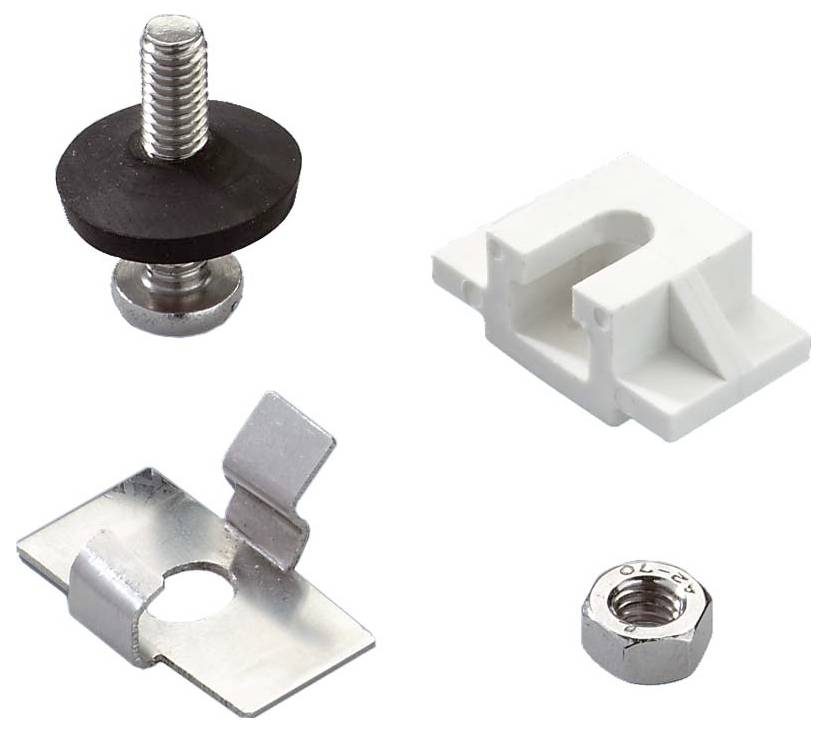 Eine moderne, kreisförmige weiße Hängeleuchte mit zentraler Befestigung wird durch drei verstellbare Kabel vor schwarzem Hintergrund aufgehängt.