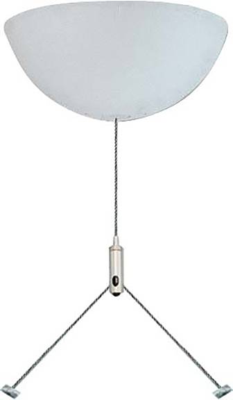 Eine moderne Deckenleuchte mit einem halbkreisförmigen, mattiertem Glasschirm, gestützt durch eine Metallstange und zwei Drähte, wird vor weißem Hintergrund gezeigt.