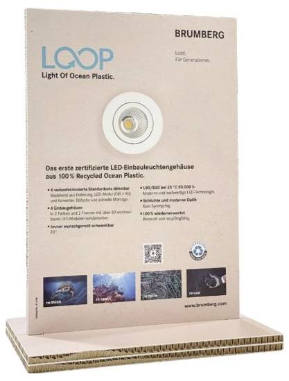 Plakat für LOOP mit einer LED-Leuchte aus recyceltem Ozeanplastik von Brumberg, das Nachhaltigkeitsbemühungen hervorhebt.
