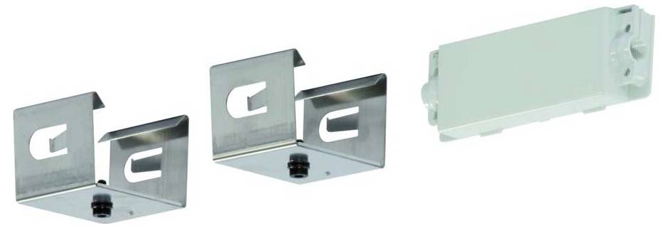 Ein transparentes Kunststoff-Wandschutzblatt, das in einer kommerziellenStil-Ausstellung gezeigt wird, verfügt über ein U-förmiges Design, das zur Schadensvorbeugung auf Oberflächen vorgesehen ist.