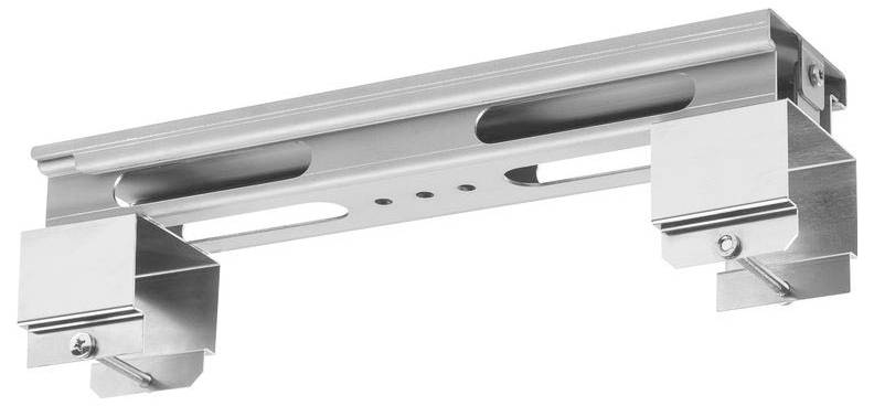 Eine silberne Metallhalterung, die zum Befestigen von Objekten an einer Wand oder Decke konzipiert ist und über Schlitze und Löcher zum Befestigen mit Schrauben verfügt.