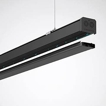 Eine schwarze, lineare Leuchte hängt von der Decke, mit einem schlanken, modernen Design und zwei LED-Streifen, die ein sanftes Licht abgeben.