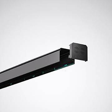 Eine schlanke, schwarze Leuchte mit modernem Design, die einen kleinen Sensor oder eine Kamera am Ende aufweist, vor einem grauen Hintergrund.