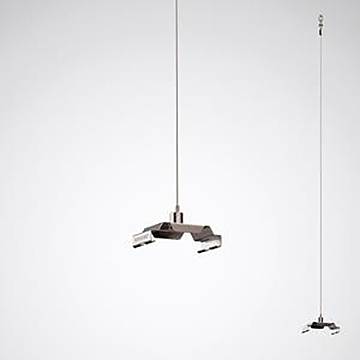 Eine minimalistische Deckenleuchte mit zwei hängenden Drähten, die ein modernes, industrielles Design aufweist.