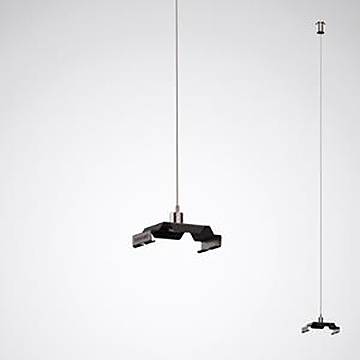 Eine minimalistische moderne Pendelleuchte mit geometrischem Metallschirm, der an einem dünnen Draht aufgehängt ist, vor einem einfachen Hintergrund.