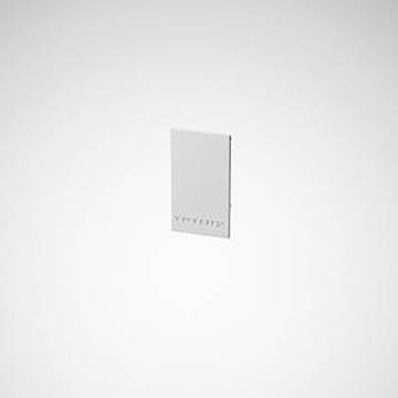 Ein weiß montierter Wandthermostat mit minimalistischem Design vor einem schlichten, hellen Hintergrund.