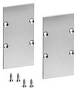 Zwei Metallschutzplatten für Verriegelungen mit Löchern für Schrauben, gezeigt mit vier Schrauben für die Installation.