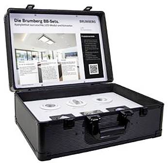 Offener schwarzer Koffer mit LED-Beleuchtungsprodukten und einer Broschüre im Inneren mit dem Titel „Die Brumberg BB-Sets