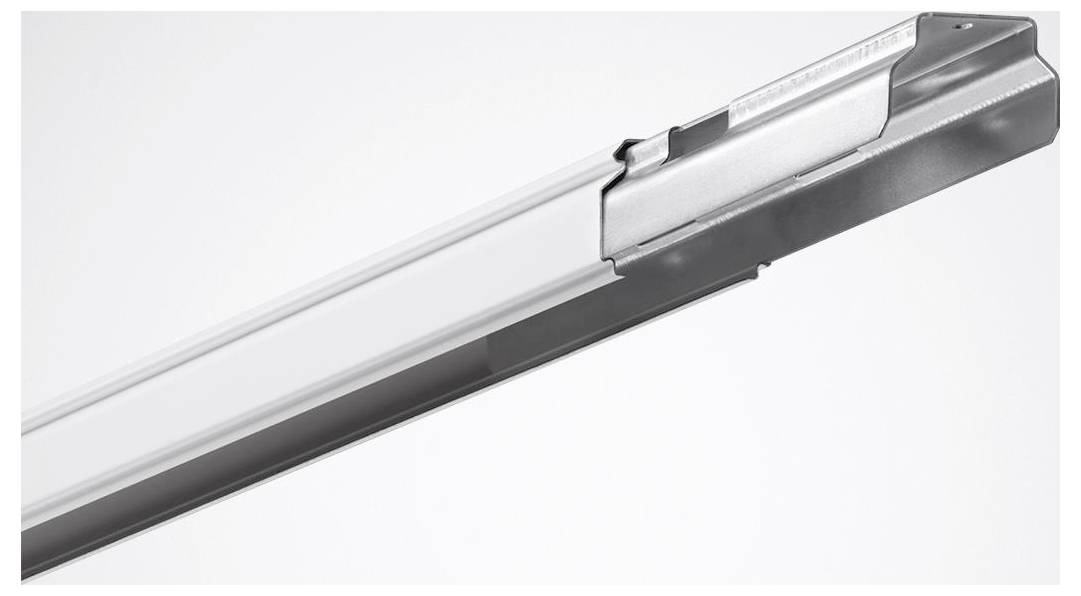 Eine Nahaufnahme einer Metallschubladenschiene mit schlankem Design, die eine glatte Schiene zum leichten Gleiten aufweist. Geeignet für Schrankarbeiten oder Möbelmontage.