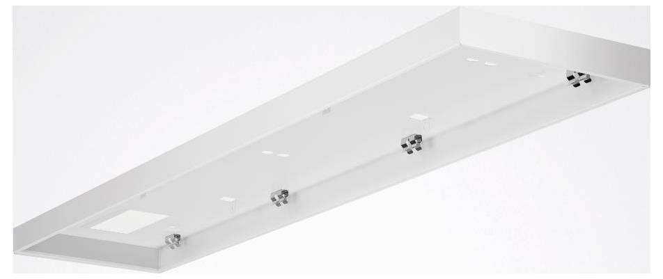 Unteransicht eines weißen rechteckigen Deckenpaneels mit montierter Ausrüstung und quadratischen Ausschnitten, geeignet für Beleuchtung oder Belüftung.