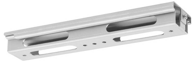 Eine silberne rechteckige Oberflächenmontagehalterung mit geschlitzten und kreisförmigen Ausschnitten, die zur Befestigung von Objekten verwendet wird.