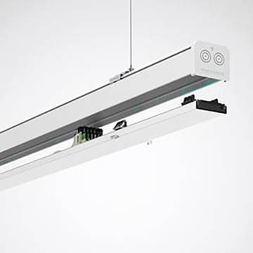 Eine hängende lineare LED-Leuchte, weiß mit minimalistischem Design, an Drähten aufgehängt, geeignet für moderne Geschäfts- oder Büroräume.
