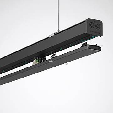 Ein schwarztes lineares LED-Schienenlichtgerät mit mehreren Anschlüssen, das an einem Kabel von der Decke hängt. Modernes und minimalistisches Design.