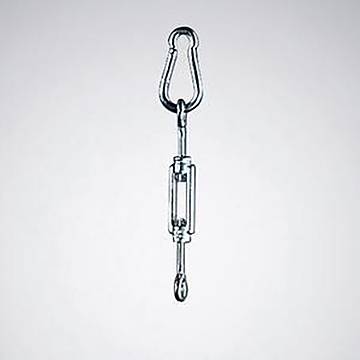 Eine Metallspannschraube mit einem Haken oben und einer Öse unten, die zur Spannungsregulierung in Kabeln oder Seilen verwendet wird, vor einem einfachen Hintergrund.