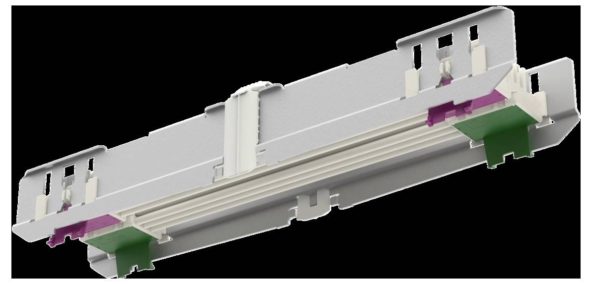 Eine Nahaufnahme eines grauen metallischen elektronischen Steckers mit grünen und violetten Komponenten auf schwarzem Hintergrund, verwendet in industriellen Anwendungen.