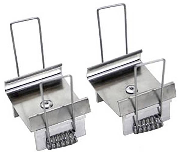 Zwei Metallefallen mit Federmechanismen, ausgestattet mit vertikalen Griffen, zum Fangen von kleinen Nagetieren.