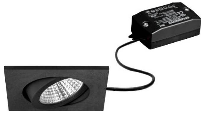 Eingelassene schwarze LED-Einbauleuchte mit separater Treiberbox, die über ein Kabel verbunden ist, auf weißem Hintergrund.
