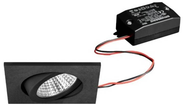 Schwarzer eingelassener LED-Strahler, verbunden durch rote und schwarze Drähte mit einer kleinen Treiberbox, auf weißem Hintergrund dargestellt.