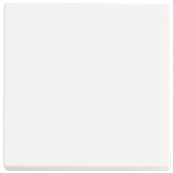 Eine weiße quadratische Kachel mit glänzender Oberfläche.