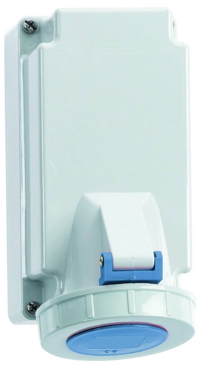 Ein weißer, rechteckiger industrieller Elektroanschluss mit Schutzabdeckung und blauem Verriegelungsmechanismus, vertikal an einer Wand angebracht.