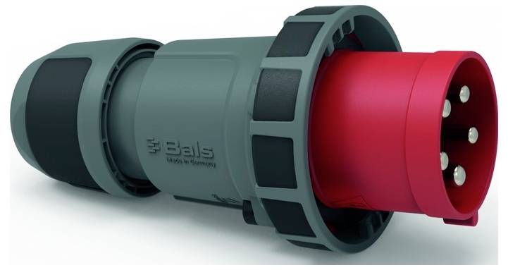 Eine Nahaufnahme eines industriellen Elektrosteckers mit rotem Ende und mehreren Metallstiften, gekennzeichnet mit 