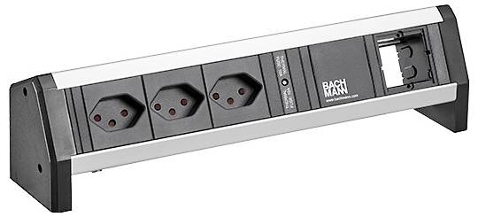 Steckerleiste mit drei europäischen Steckdosen und einem leeren Modularplatz, Marke 'BACHMANN', entworfen für flexible Büro- oder Heimnutzung.